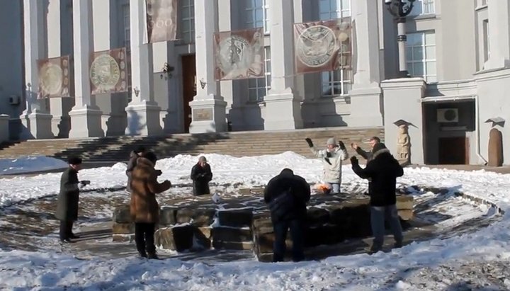 Язичники регулярно проводять свої ритуали практично під стінами Десятинного монастиря