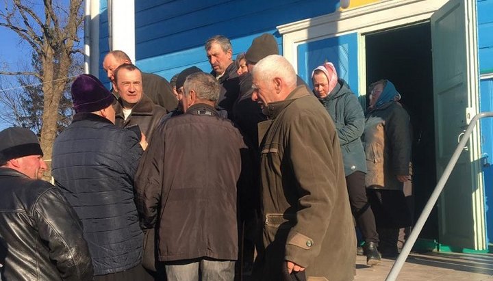 Сторонники ПЦУ требуют передать им ключи от храма.
