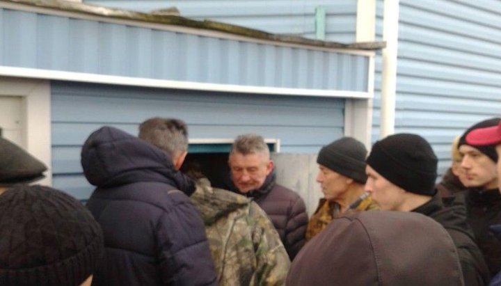 Активисты УПЦ КП ломают двери храма УПЦ