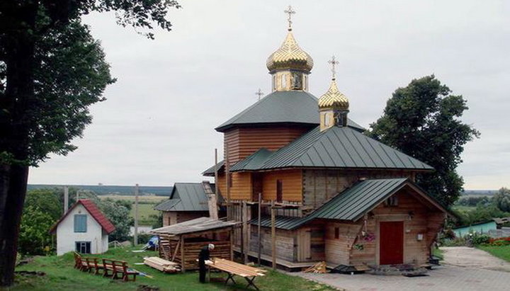 Храм УПЦ святих Косьми і Даміана в селі Розваж Острозького району Рівненської області