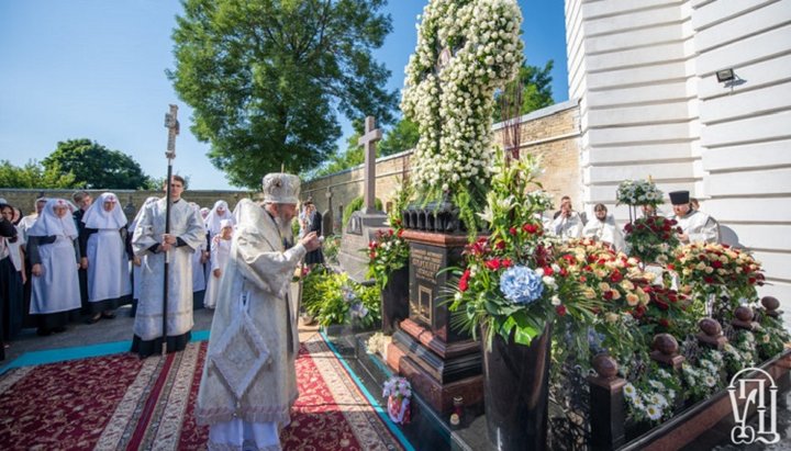 Панахида на могилі спочилого Предстоятеля УПЦ. Фото: Інформаційно-просвітницький відділ УПЦ