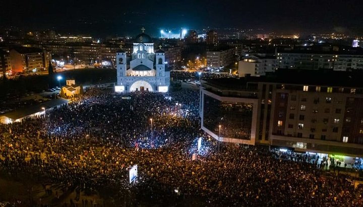 70 тысяч человек вышли на улицы Подгорицы. Фото: mitropolija.com