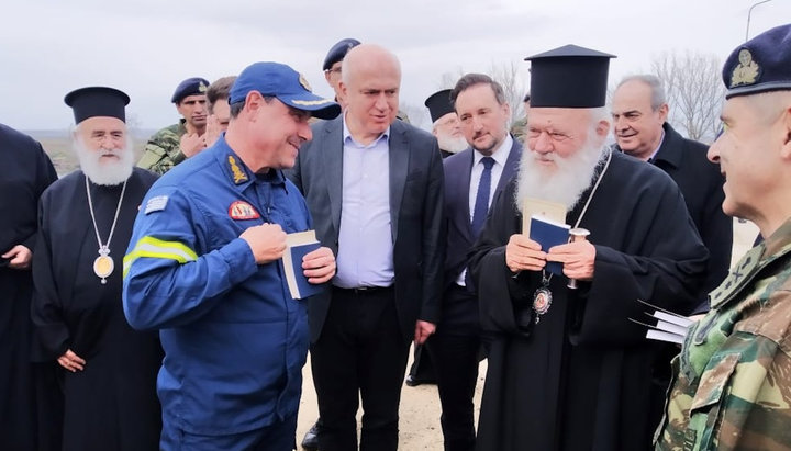 Архиепископ Иероним на греческо-турецкой границе. Фото: orthodoxtimes