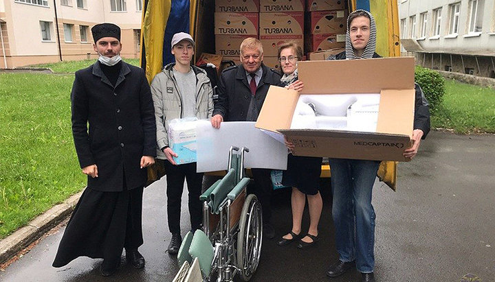 Медоборудование стоимостью более 5 000 евро верующие Польши передали Волынскому областному детскому территориальному медицинскому объединению. Фото: vds.church.ua