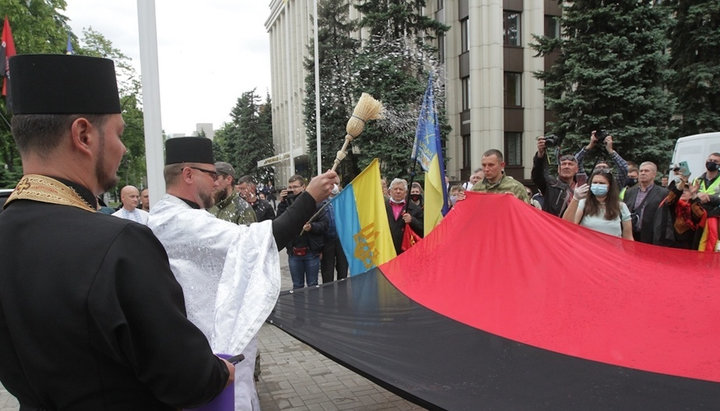 "Consecration" of the UPA flag by OCU representatives. Photo: ukrinform