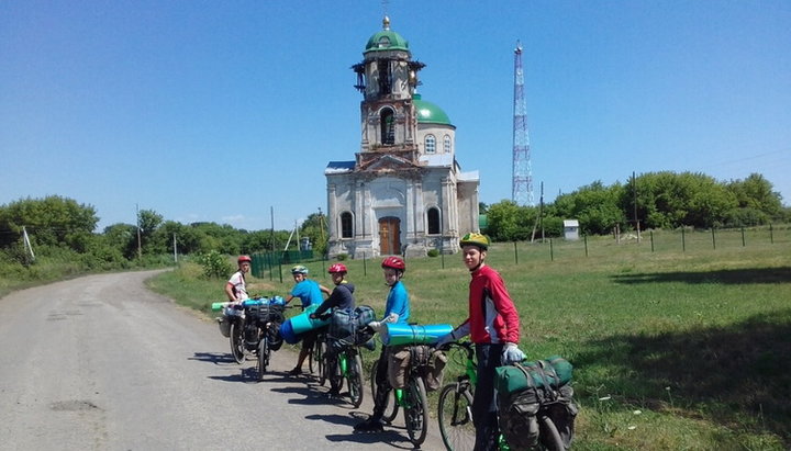 Луганская молодежь совершила велопаломничество по разрушенным храмам. Фото: sed-eparhia.com