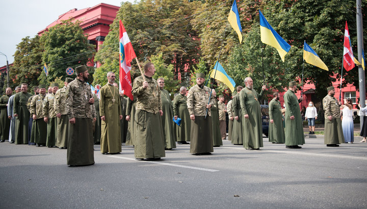 Капелани ПЦУ на марші «Захисників України» в Києві. Фото: duhovnyfront.com.ua