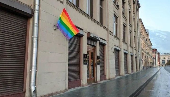 LGBT flags were hung on the "main symbols of Russian statehood" in Moscow. Photo: meduza.io