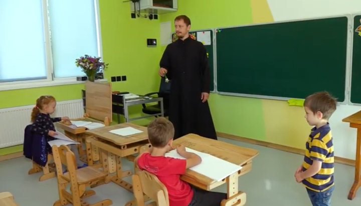 Директор школи - протоієрей Григорій Крижановський. Фото: скрін відео з YouTube-каналу священика