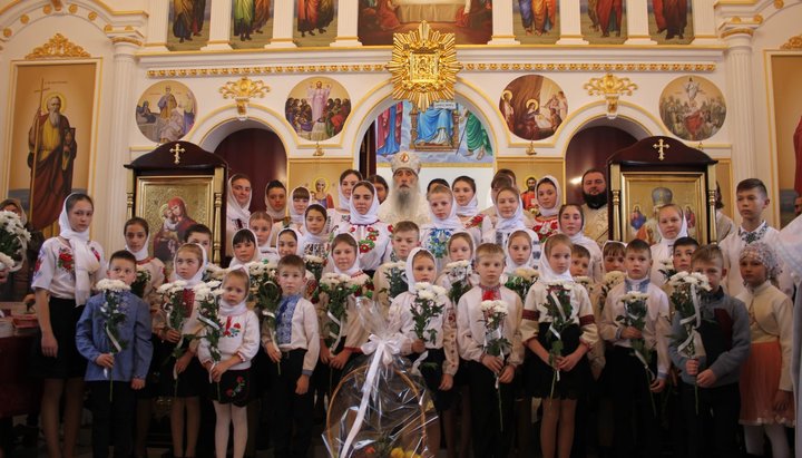 Митрополит Сергій з дітьми, які влаштували концерт після богослужіння. Фото: facebook.com / Шумщина православна
