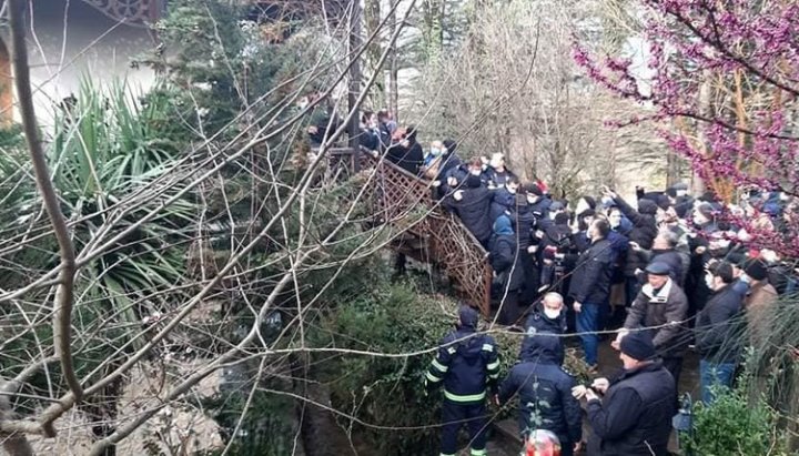 Конфликт в Чкондидской епархии ГПЦ привел к потасовке и госпитализации шестерых человек. Фото: newsgeorgia.ge
