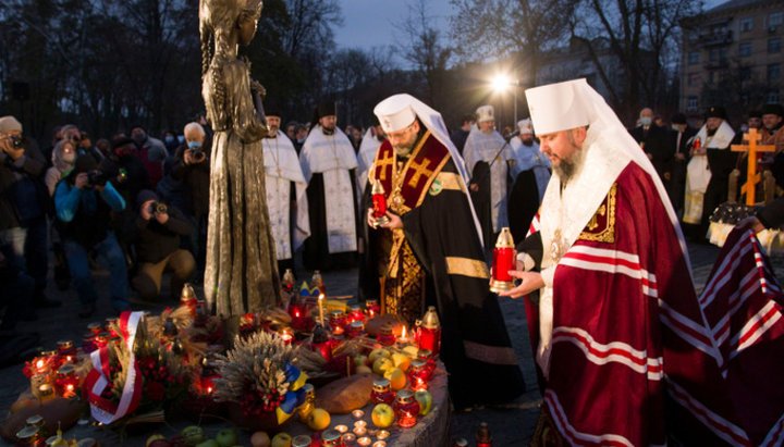The leaders of the OCU and the UCCC at the "Candle of Memory" memorial sign. Photo: news.ugcc.ua