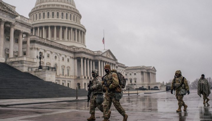 Члены Национальной гвардии США проходят по территории Капитолия в Вашингтоне, 13 февраля 2021 г. Фото: Brandon Bell / Getty Images