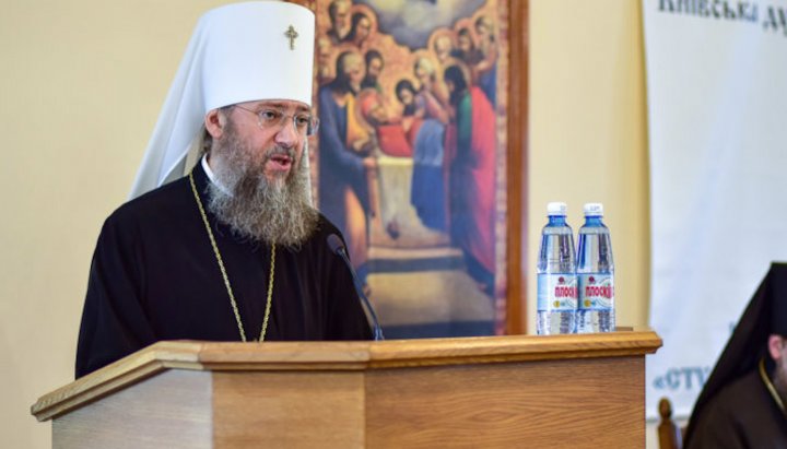 Митрополит Антоний во время доклада в КДАиС. Фото: news.church.ua