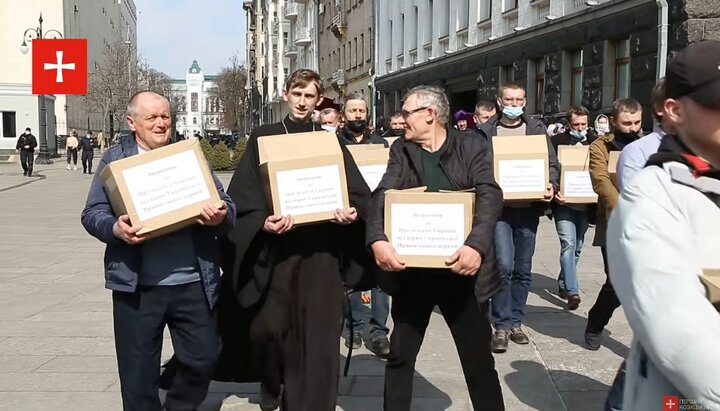 Представники УПЦ біля Офісу Президента. Фото: скріншот ютуб-каналу "Перший Козацький"