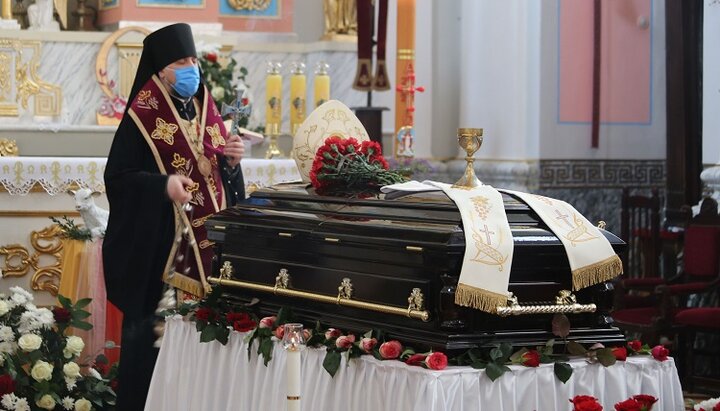 "Hierarch" of the OCU Paisiy serves at the tomb of a Catholic bishop in Zhytomyr. Photo: kzd.org.ua