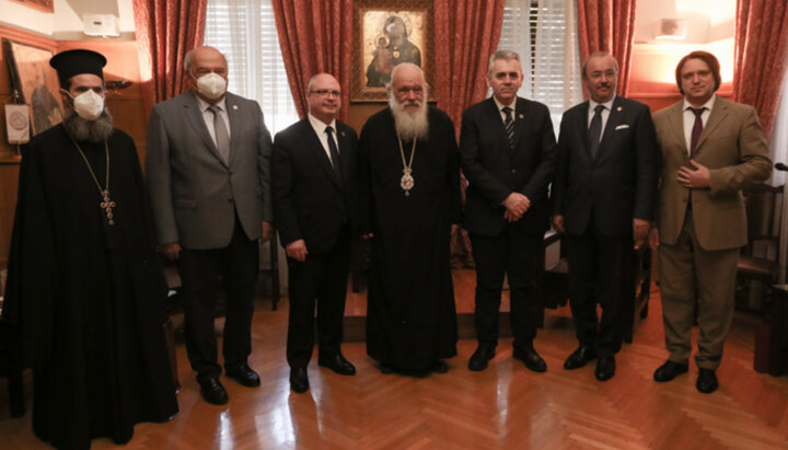 Глава ЕПЦ (в центрі) з російськими і грецькими чиновниками. Фото: romfea.gr