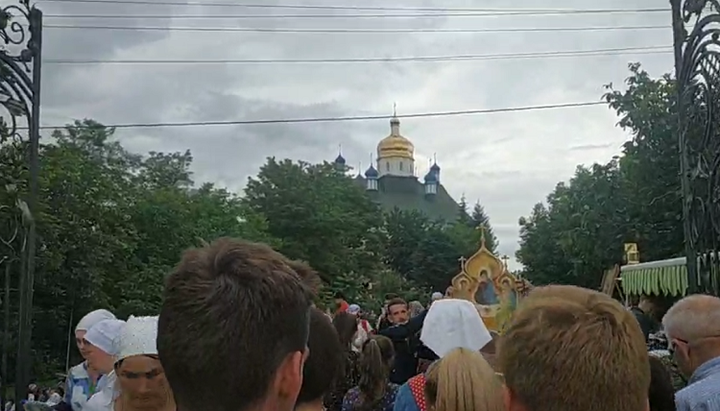 Участники крестного хода у ворот Иоанно-Богословского Крещатицкого монастыря УПЦ. Фото: скриншот видео со страницы Черновицко-Буковинской епархии в Facebook.