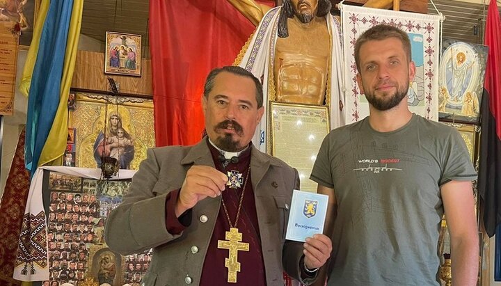 Awarding of the OCU cleric with the SS "Galicia" award. Photo: Facebook-page Yurii Datsko