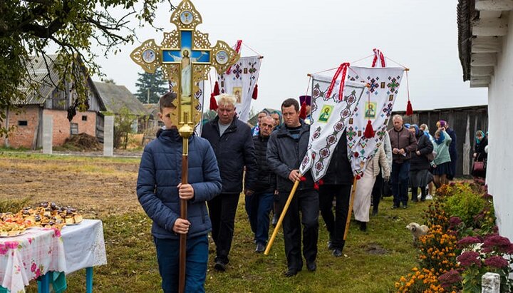 Крестный ход вокруг временного храма УПЦ в Годомичах Волынской области. Фото: pravoslavna.volyn.ua