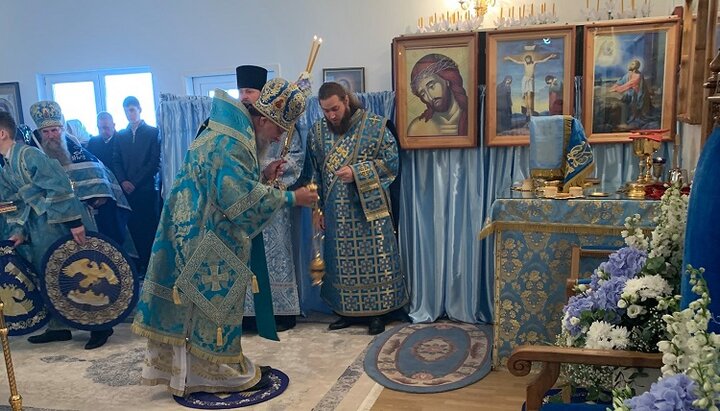 Митрополит Мелетий во время Литургии в Свято-Покровском женском монастыре в с. Молодия. Фото: страница Черновицко-Буковинской епархии УПЦ в Facebook.