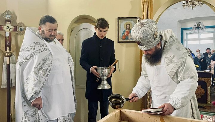 Архиепископ Боголеп освящает престол Свято-Михайловского храма в Водяном. Фото: страница Александрийской епархии УПЦ в Facebook.