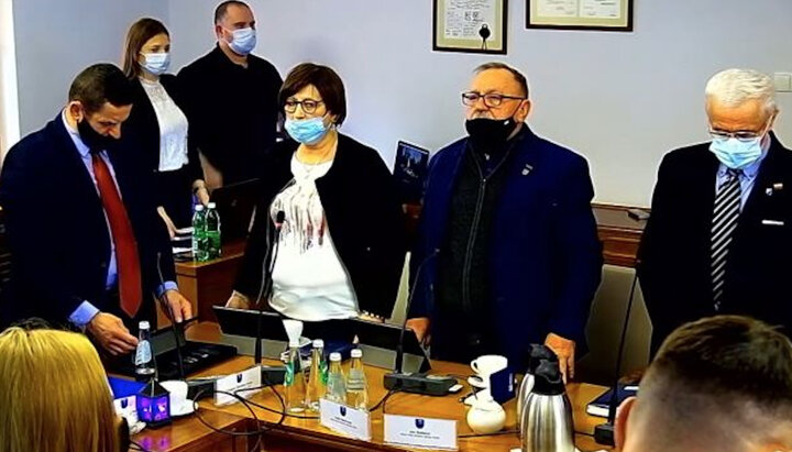 Депутати міста Старий Сонч співають «Богородицю». Фото: eadaily.com