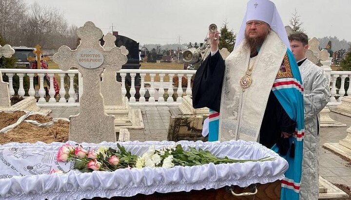 Митрополит Черкасский и Каневский Феодосий у гроба своей матери. Фото: cherkasy.church.ua