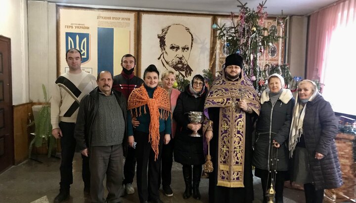Протоиерей Алексей Бачинский с коллективом учебного заведения. Фото: eparhia.vinnica.ua