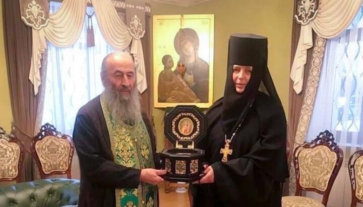 Предстоятель УПЦ передает ковчег с мощами игуменье Екатерине (Смычок). Фото: facebook.com/kipyache