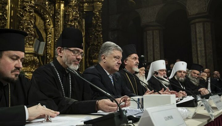 Ο Ποροσένκο μαζί με τους φαναριώτες ιεράρχες στο προεδρείο του «συμβούλιου ενοποίησης». Φωτογραφία: "Αριστερή όχθη"
