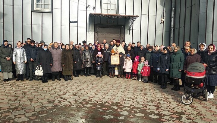 Верующие УПЦ Михальчи с настоятелем отцом Сергием. Фото: Facebook-страница Михальча. Свято-Успенський храм УПЦ