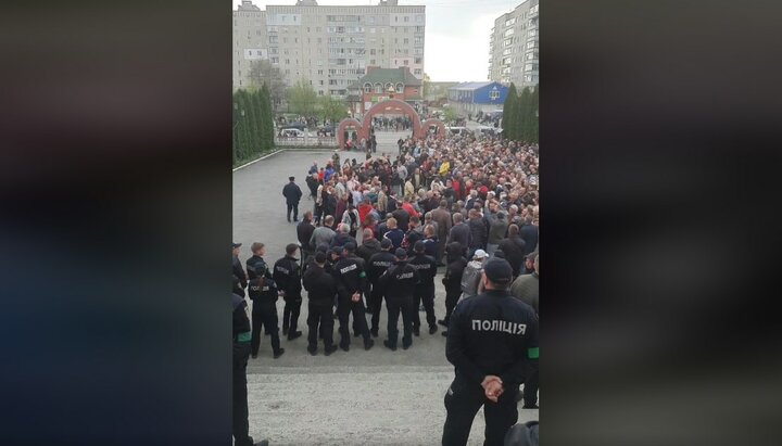 Мэр созвал на площадь перед собором неизвестных людей для "голосования" по переходу в ПЦУ. Фото: Скриншот видео ФБ-страницы Михайловского собора