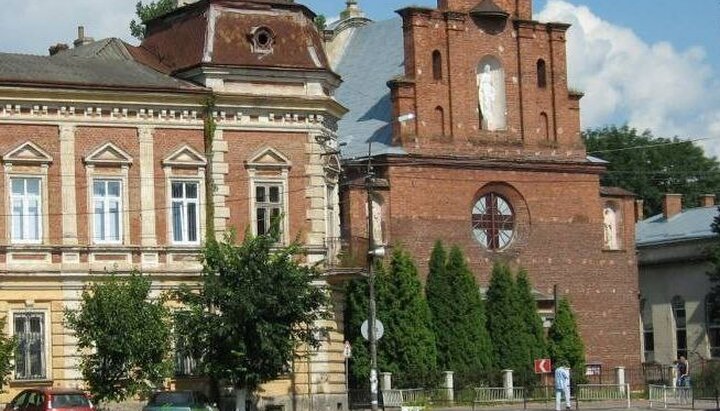В Городке запретили деятельность УПЦ в первые дни войны. Фото: komandirovka.com