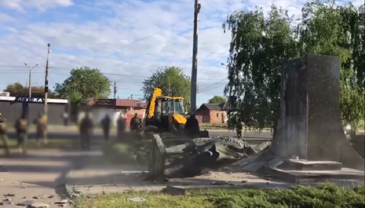 Сброшенный на землю памятник Александру Невскому в Харькове. Фото: eadaily.com