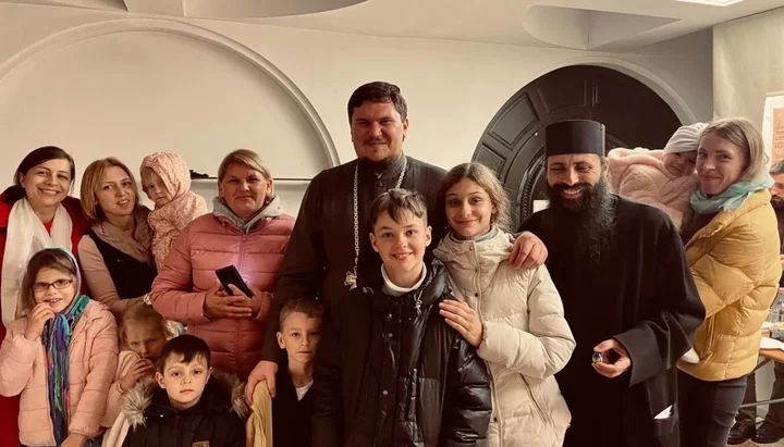 Протоиерей Дмитрий Попеску с беженцами из Украины. Фото: