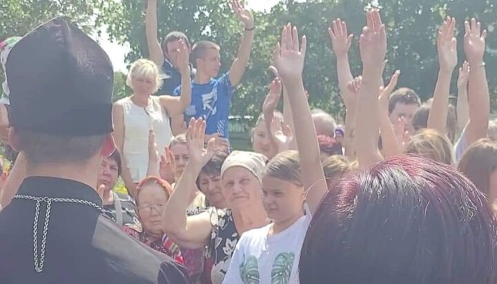 Жители села голосуют за «перевод» Крестовоздвиженскоой общины УПЦ в ПЦУ. Фото: Facebook-страница Павла Якименко