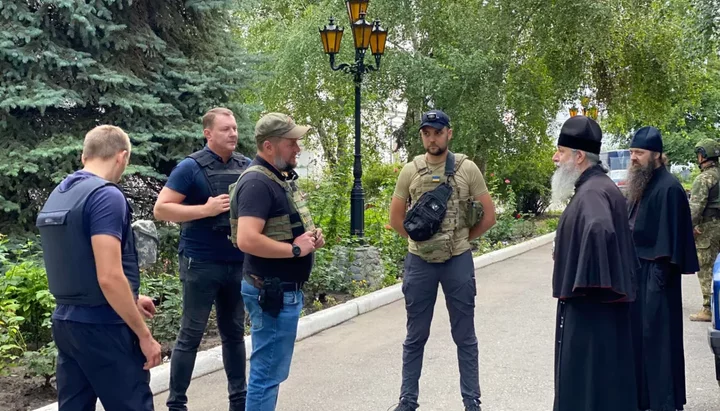 Эвакуация проходила при участии сотрудников СБУ и военнослужащих. Фото: страница Святогорской ГВА в Facebook
