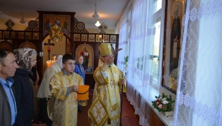 Митрополит Анатолий во временном храме села Заболотье. Фото: пресс-служба Полесской епархии