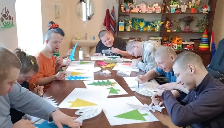 Пацієнти у Ладижинському будинку-інтернаті отримали подарунки. Фото: Telegram-канал «Фонд Фавор»