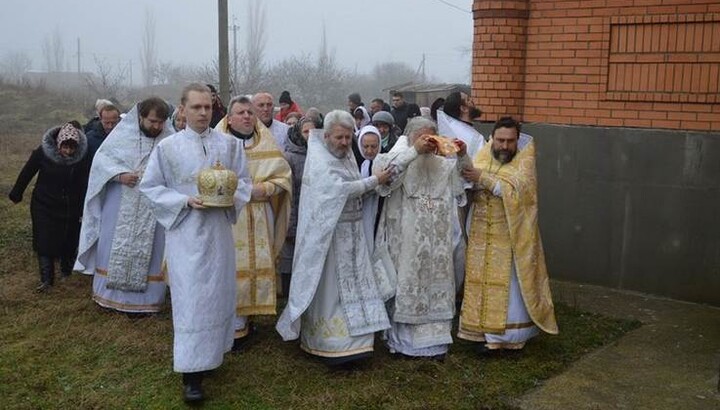 Освящение Свято-Троицкого храма в с. Куцуруб. Фото: eparhia.mk.ua