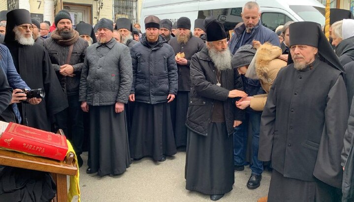 Предстоятель на молитвенном стоянии у стен Лавры. Фото: СПЖ