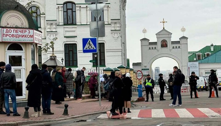 Прихожанам блокировали доступ к Лавре из-за «минирования». Фото: СПЖ