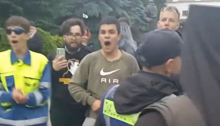 Активісти ПЦУ та монахи Києво-Печерської лаври. Фото: скріншот відео spzh.news