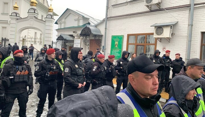 Police officers and "red berets" on the territory of the Kyiv-Pechersk Lavra. Photo: spzh.news