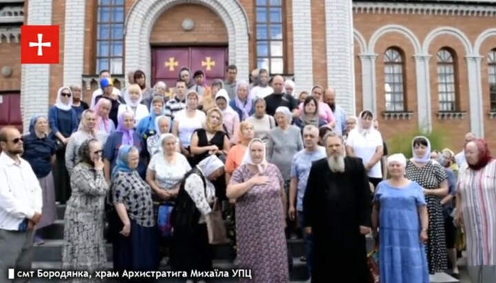 Прихожане храма в Бородянке. Фото: скриншот видео t.me/dozor_kozak1