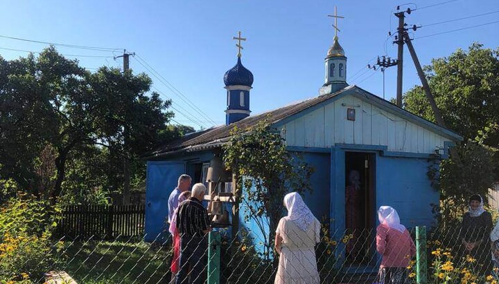 Переоборудованный из вагончика храм в с. Бадовка. Фото: rivne.church.ua