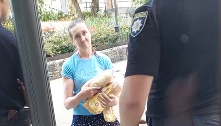The police do not allow bread to be handed over. Photo: a video screenshot from the Telegram channel "Lavra Now"