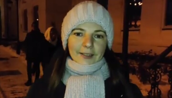 UOC believer Iryna calls to continue the prayer standing for the Kyiv-Pechersk Lavra. Photo: a video screenshot of the Telegram channel "KozakTV1".