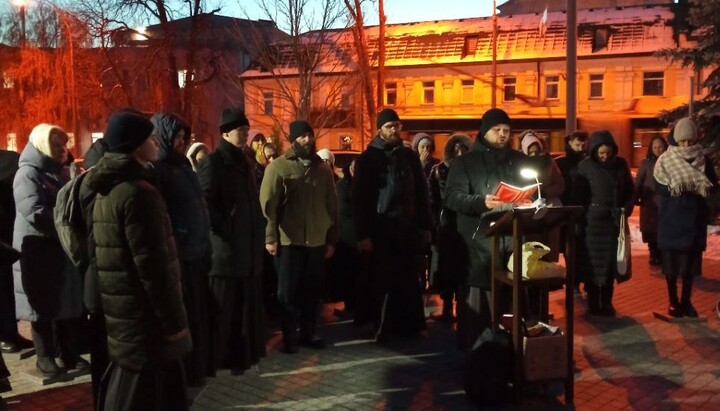 Daily prayer sounds near the walls of the Kyiv-Pechersk Lavra. Photo: Telegram channel "KozakTV1"